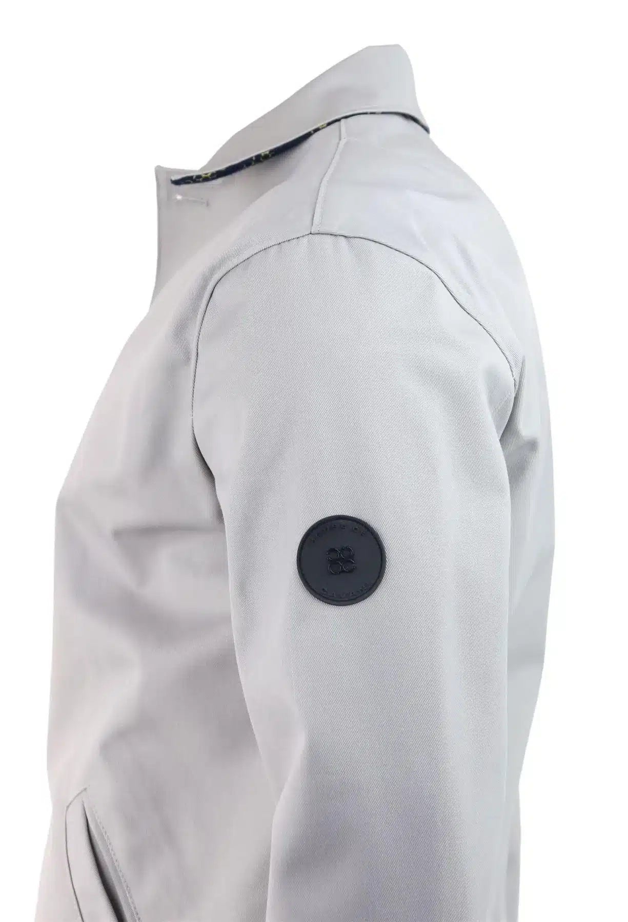 Abrigo de hombre de longitud media, ligero, elegante e informal, color beige piedra.