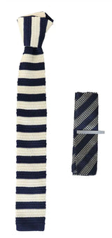 Conjunto de corbata de punto para hombre, pañuelo y alfiler. Corbata elegante formal a rayas azul marino y crema.