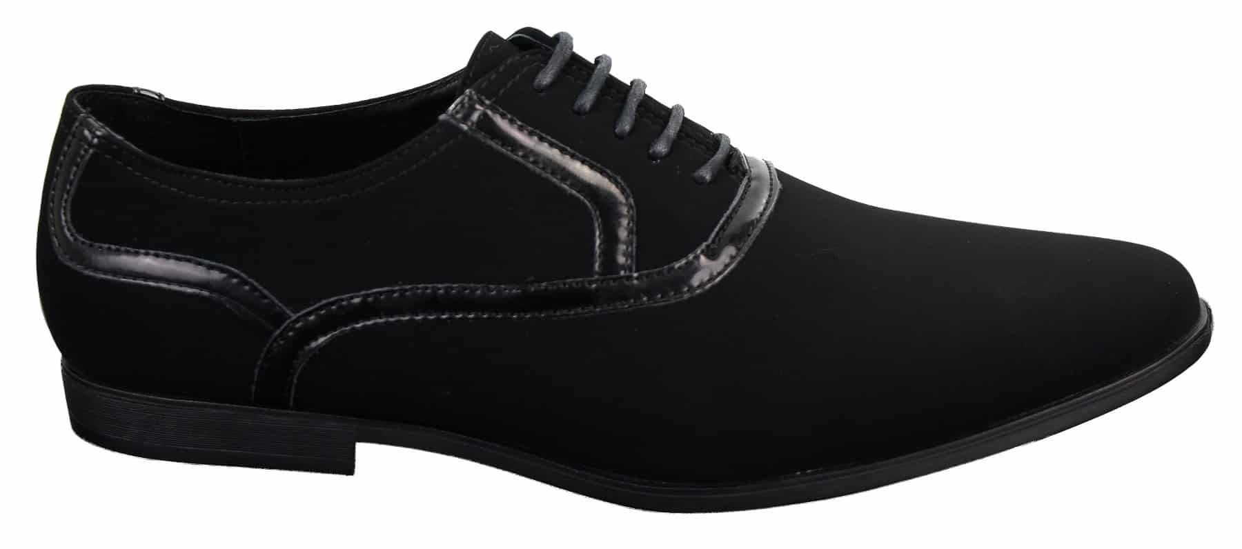 Zapatos negros de hombre con cordones, estilo casual elegante, de ante brillante con detalles de charol.