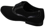 Zapatos negros de hombre con cordones, estilo casual elegante, de ante brillante con detalles de charol.