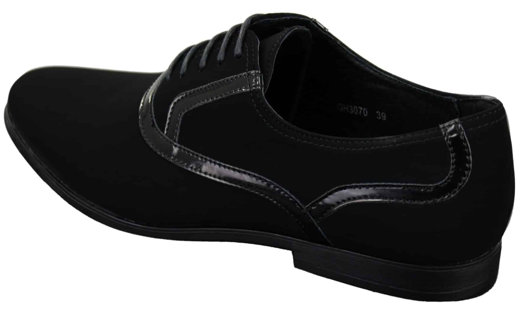 Zapatos negros de hombre con cordones, estilo casual elegante, de ante brillante con detalles de charol.