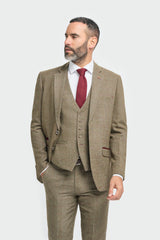 Hombre con traje marrón y corbata roja sobre fondo blanco