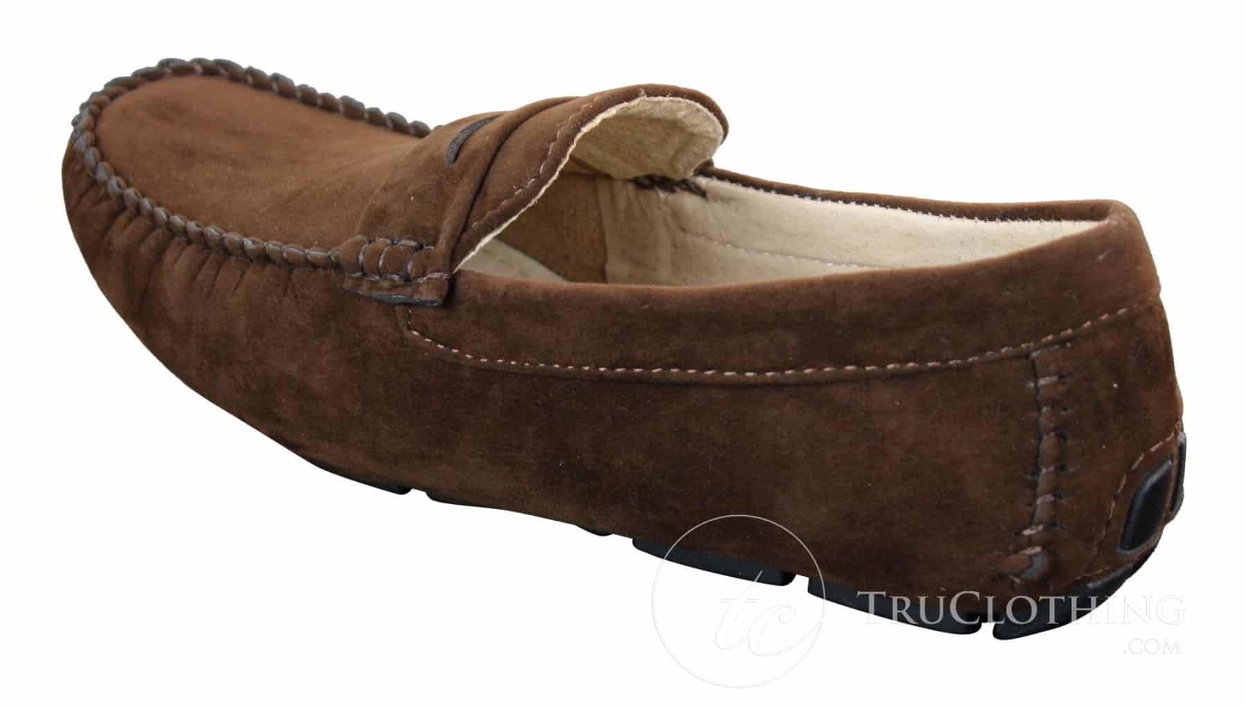 Zapatos mocasines de ante para hombre, estilo casual elegante, color marrón y beige.