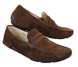 Zapatos mocasines de ante para hombre, estilo casual elegante, color marrón y beige.