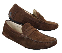 Zapatos mocasines de ante para hombre, estilo casual elegante, color marrón y beige.