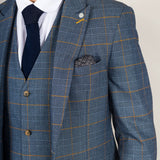 Traje de tres piezas para hombre de Gisborne, azul marino a cuadros con detalles en mostaza.