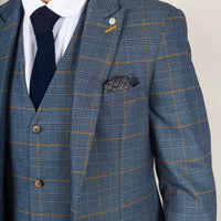 Traje de tres piezas para hombre de Gisborne, azul marino a cuadros con detalles en mostaza.