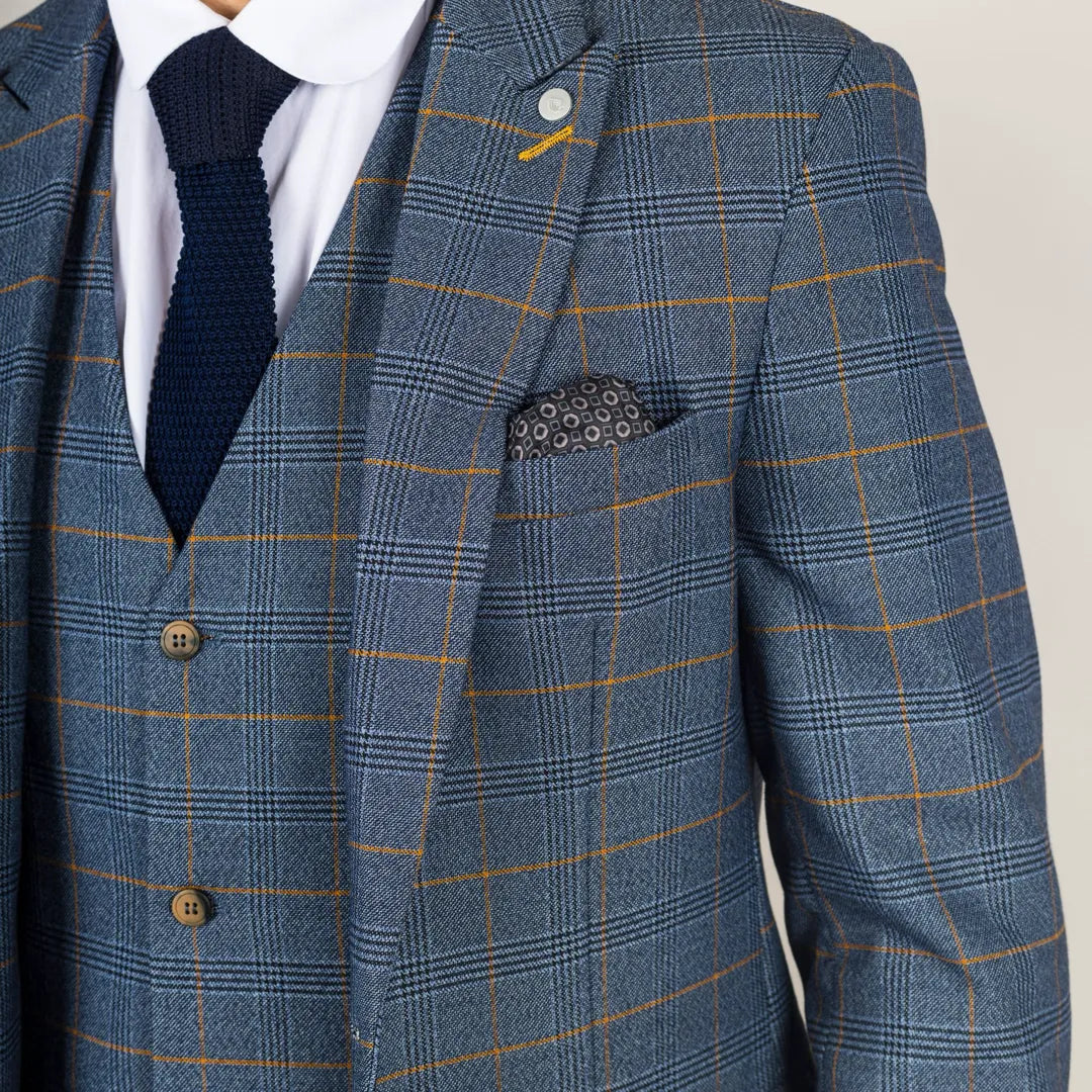 Traje de tres piezas para hombre de Gisborne, azul marino a cuadros con detalles en mostaza.