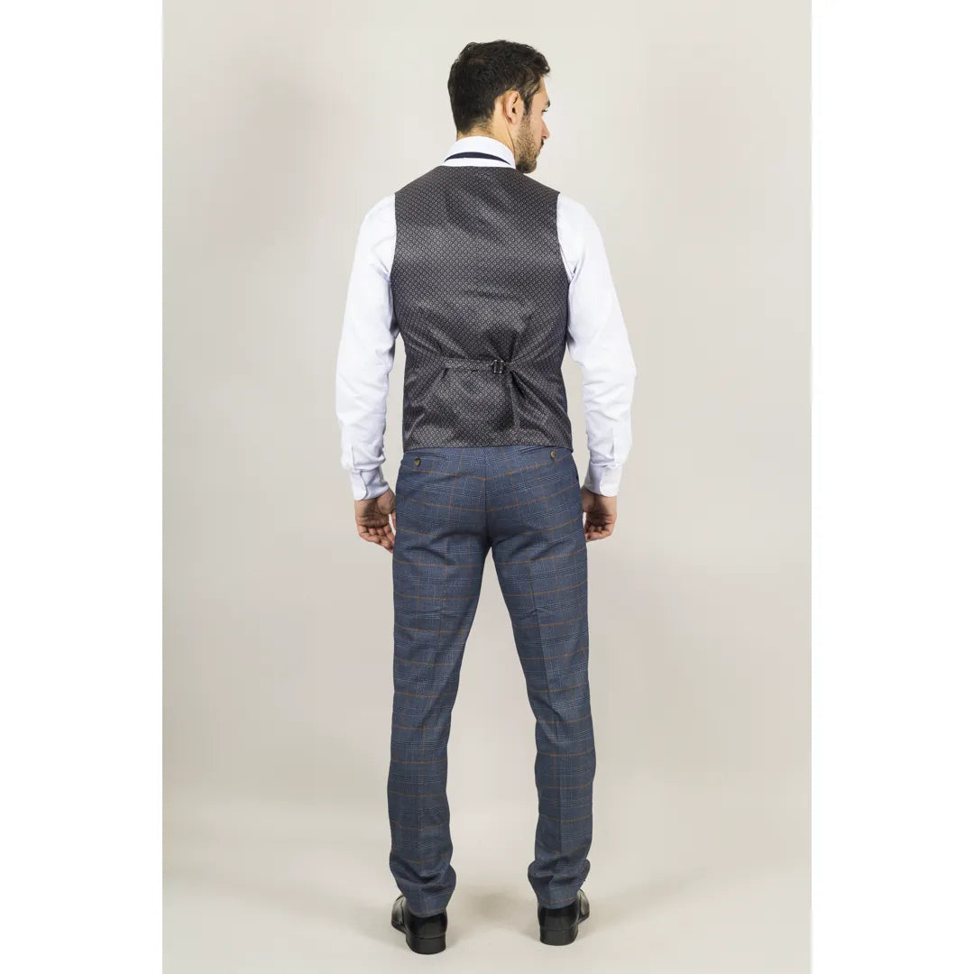 Traje de tres piezas para hombre de Gisborne, azul marino a cuadros con detalles en mostaza.