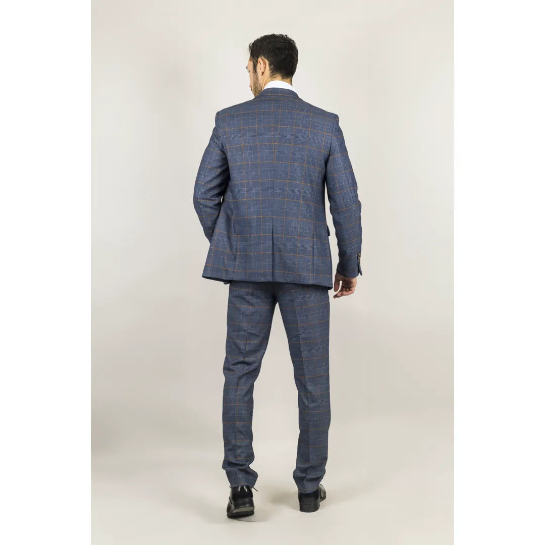 Traje de tres piezas para hombre de Gisborne, azul marino a cuadros con detalles en mostaza.