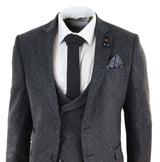 Traje de tres piezas de tweed gris