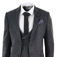 Traje de tres piezas de tweed gris