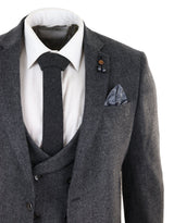 Traje de tres piezas de tweed gris