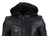 Chaqueta bomber de cuero negro para hombre con capucha.