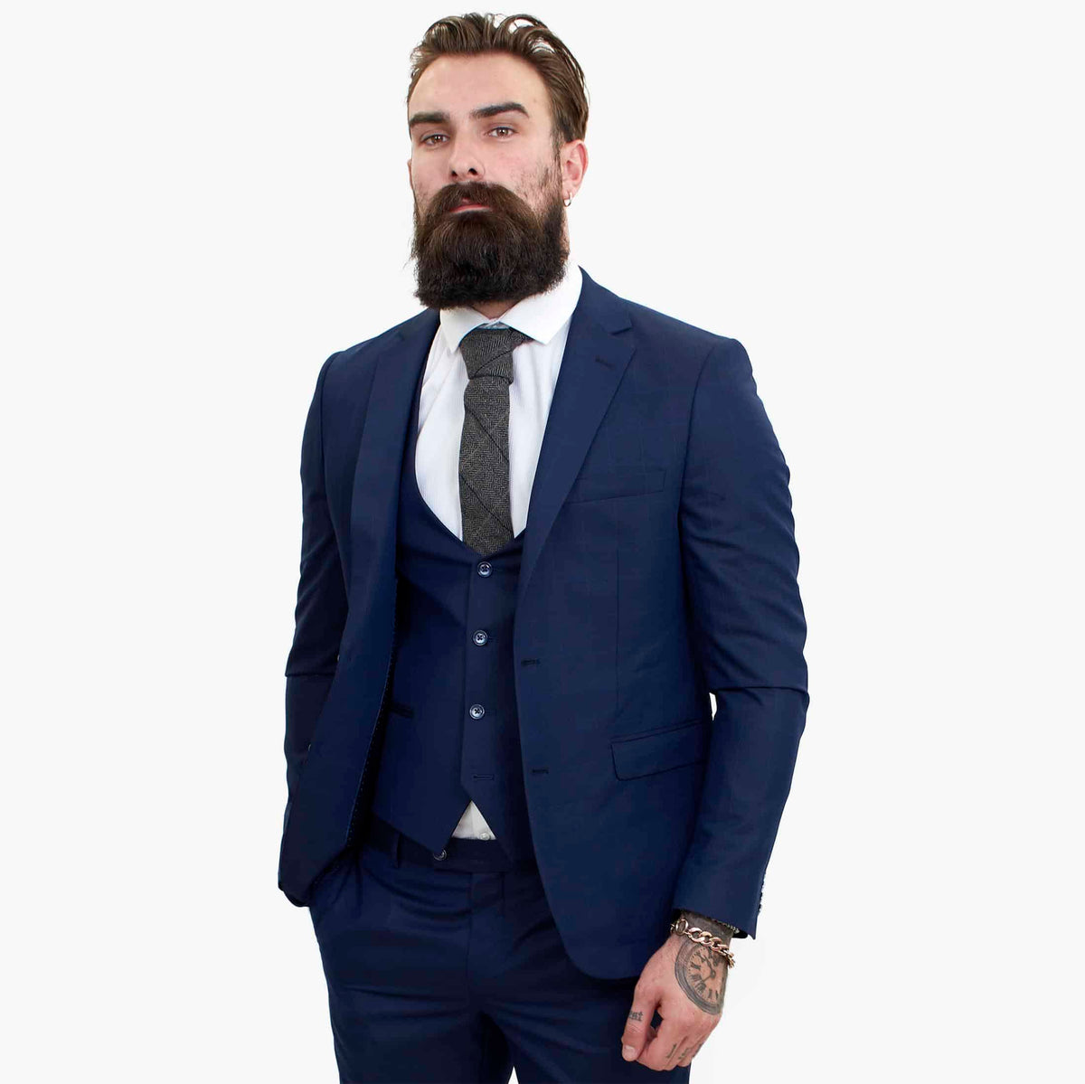 Traje de tres piezas azul marino Happy Gentleman BELLO de lana con corte entallado.