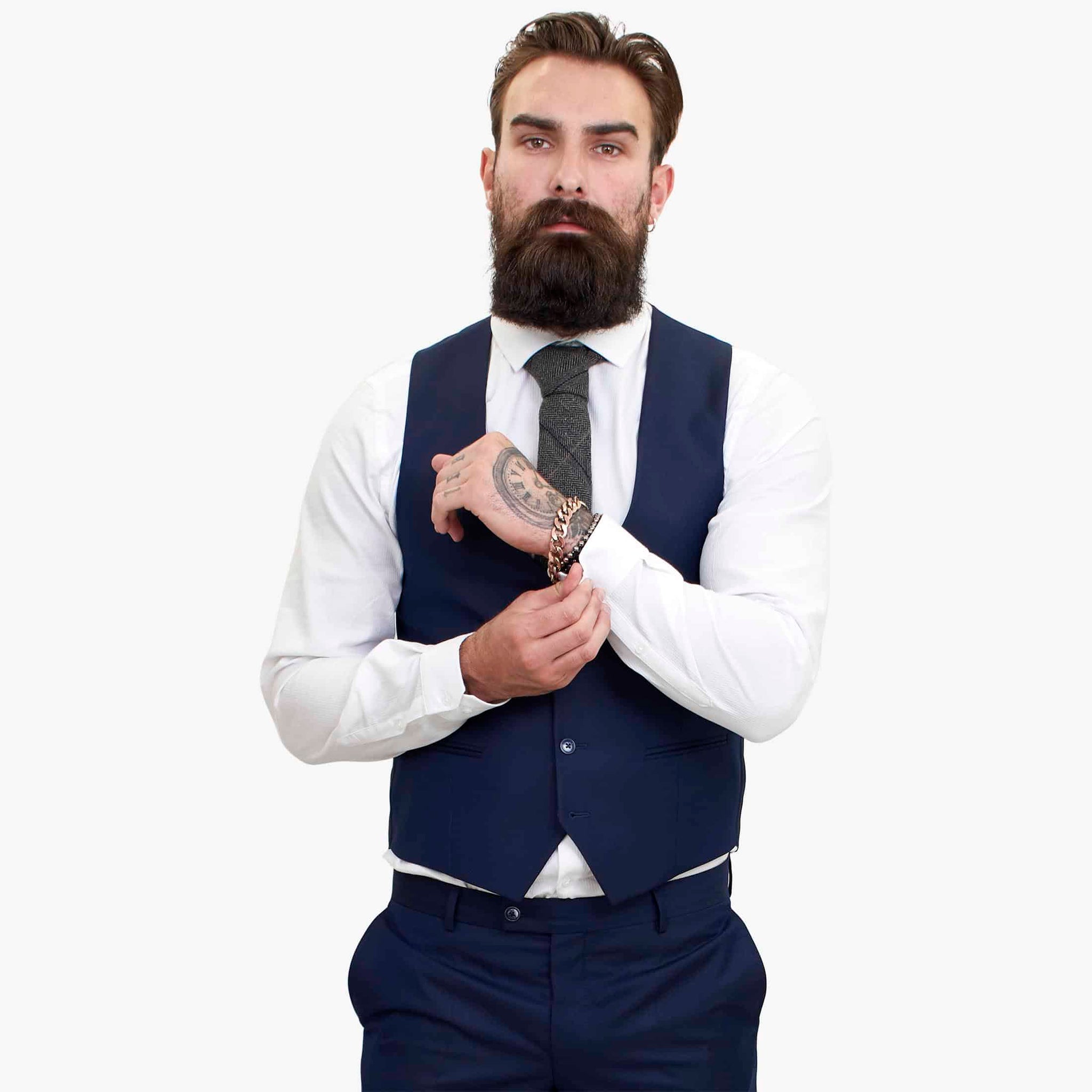 Traje de tres piezas azul marino Happy Gentleman BELLO de lana con corte entallado.