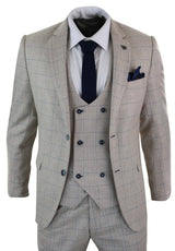 Traje de hombre de 3 piezas color crema con estampado a cuadros azules.