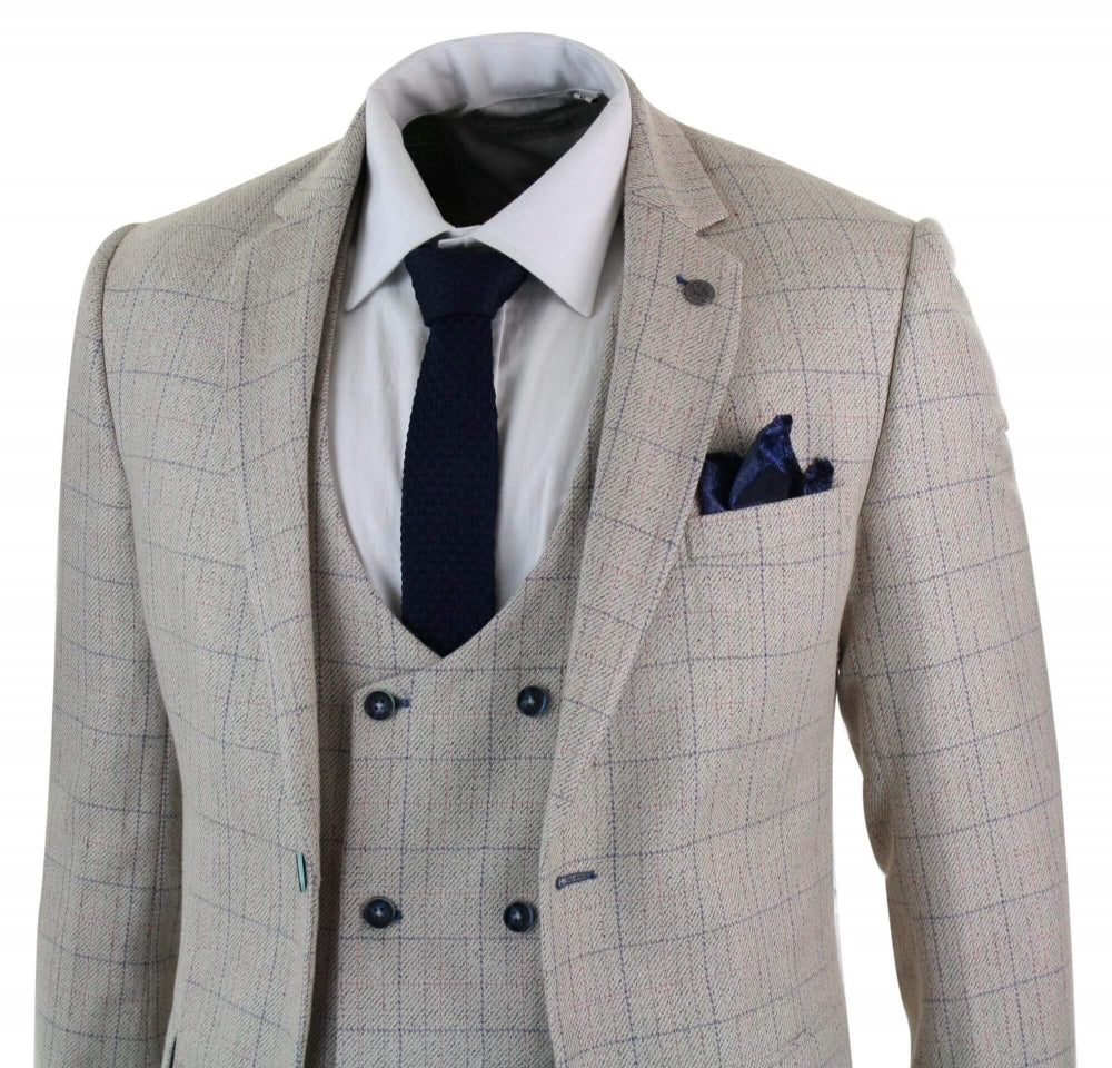 Traje de hombre de 3 piezas color crema con estampado a cuadros azules.