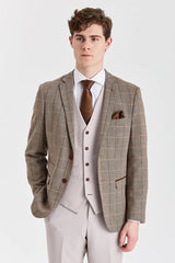 Traje de tweed marrón Harris con chaleco y pantalón en color piedra contrastante.