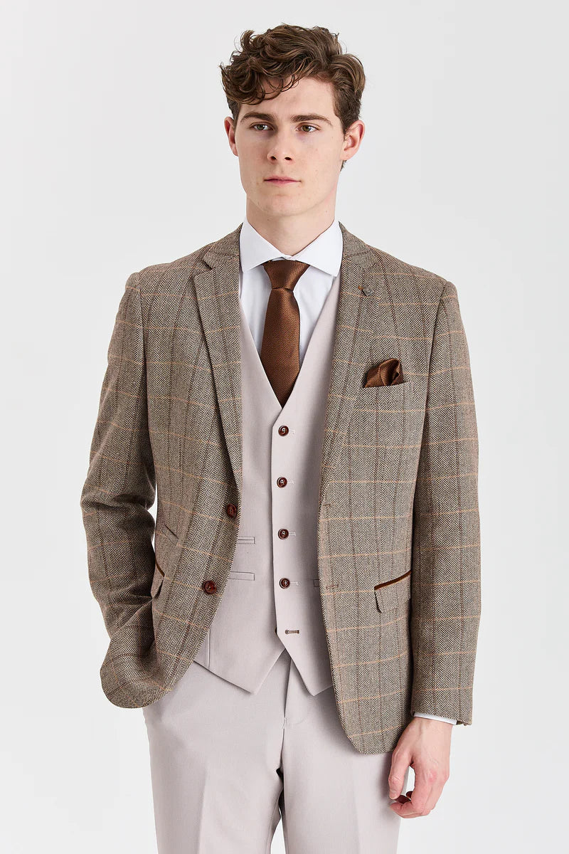 Traje de tweed marrón Harris con chaleco y pantalón en color piedra contrastante.