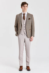 Traje de tweed marrón Harris con chaleco y pantalón en color piedra contrastante.