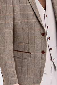 Traje de tweed marrón Harris con chaleco y pantalón en color piedra contrastante.