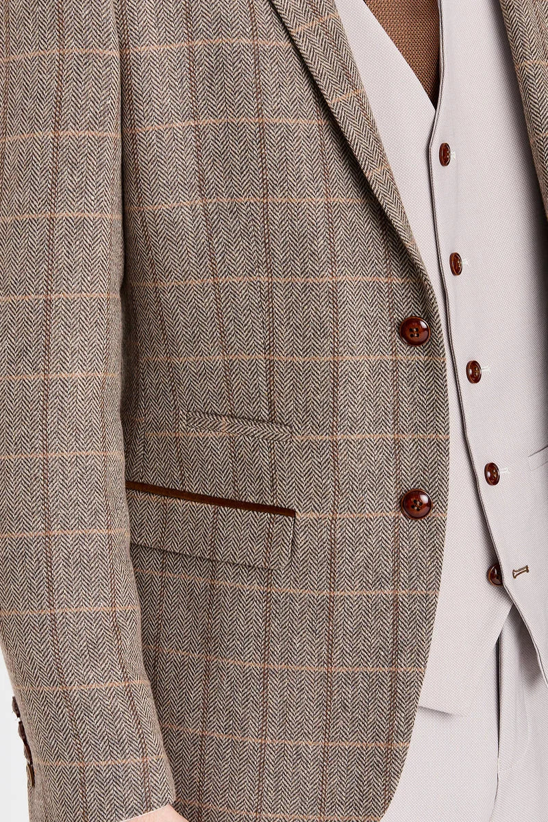 Traje de tweed marrón Harris con chaleco y pantalón en color piedra contrastante.