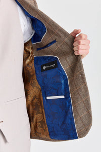 Traje de tweed marrón Harris con chaleco y pantalón en color piedra contrastante.