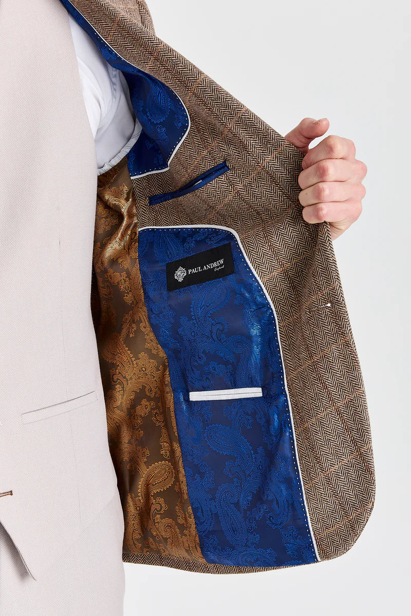 Traje de tweed marrón Harris con chaleco y pantalón en color piedra contrastante.