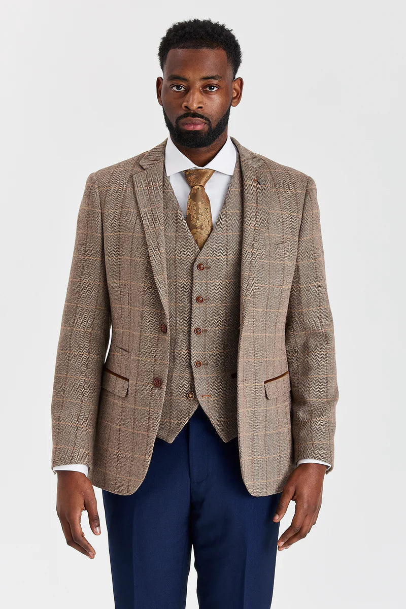 Traje de tweed marrón Harris con pantalón azul marino Mayfair en contraste.