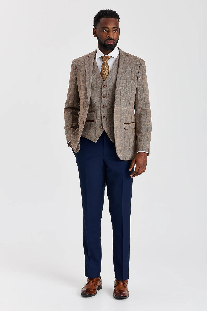Traje de tweed marrón Harris con pantalón azul marino Mayfair en contraste.