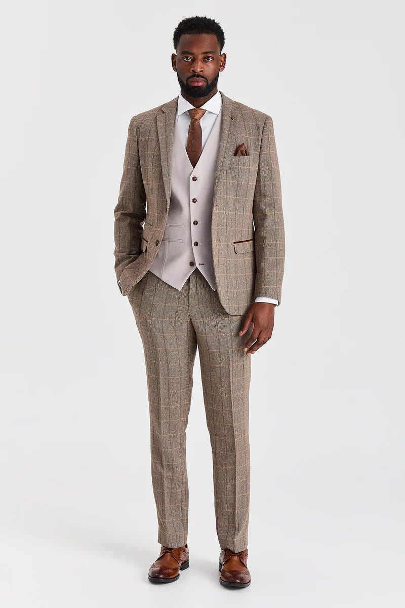 Traje de tweed marrón Harris con chaleco Mayfair Stone.