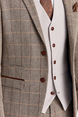Traje de tweed marrón Harris con chaleco Mayfair Stone.