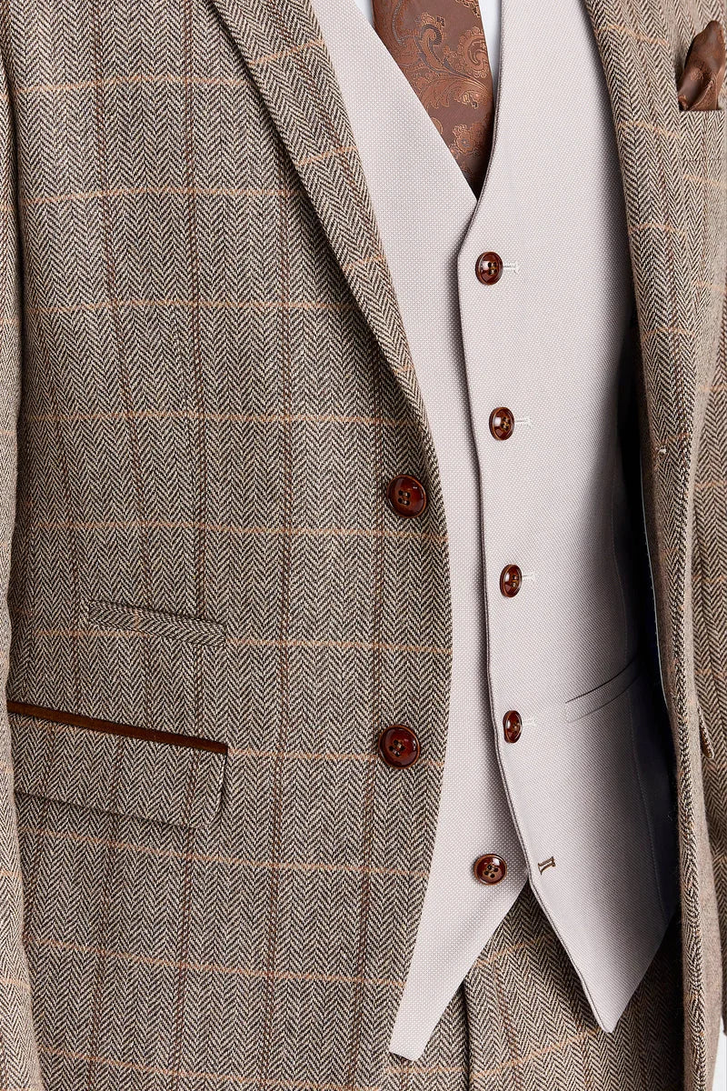 Traje de tweed marrón Harris con chaleco Mayfair Stone.