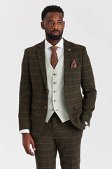 Traje de tweed a cuadros verde Harris con chaleco Belmont color verde salvia en contraste.