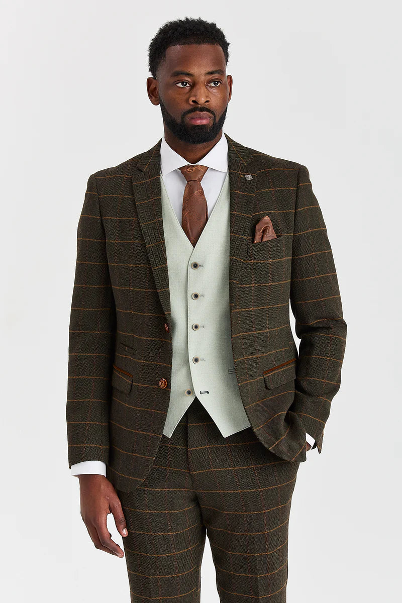 Traje de tweed a cuadros verde Harris con chaleco Belmont color verde salvia en contraste.