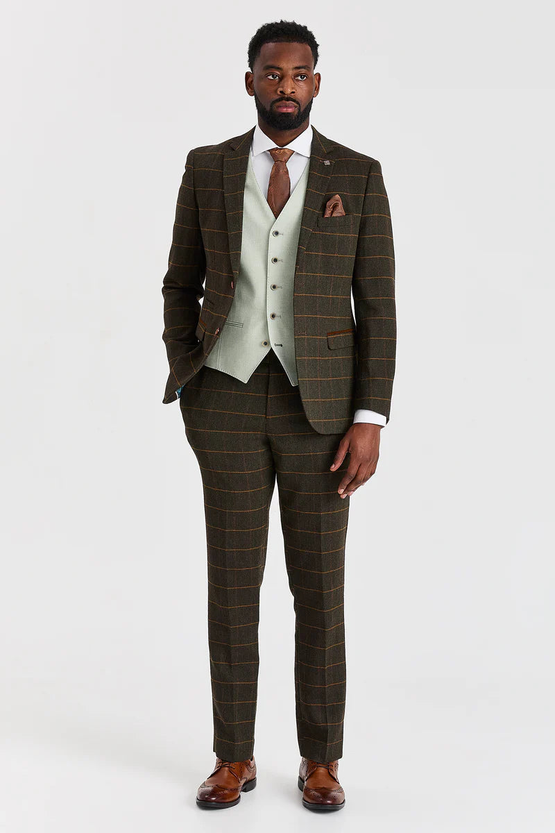 Traje de tweed a cuadros verde Harris con chaleco Belmont color verde salvia en contraste.
