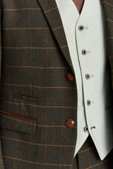 Traje de tweed a cuadros verde Harris con chaleco Belmont color verde salvia en contraste.