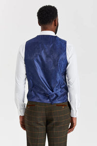 Traje de tweed a cuadros verde Harris con chaleco Belmont color verde salvia en contraste.