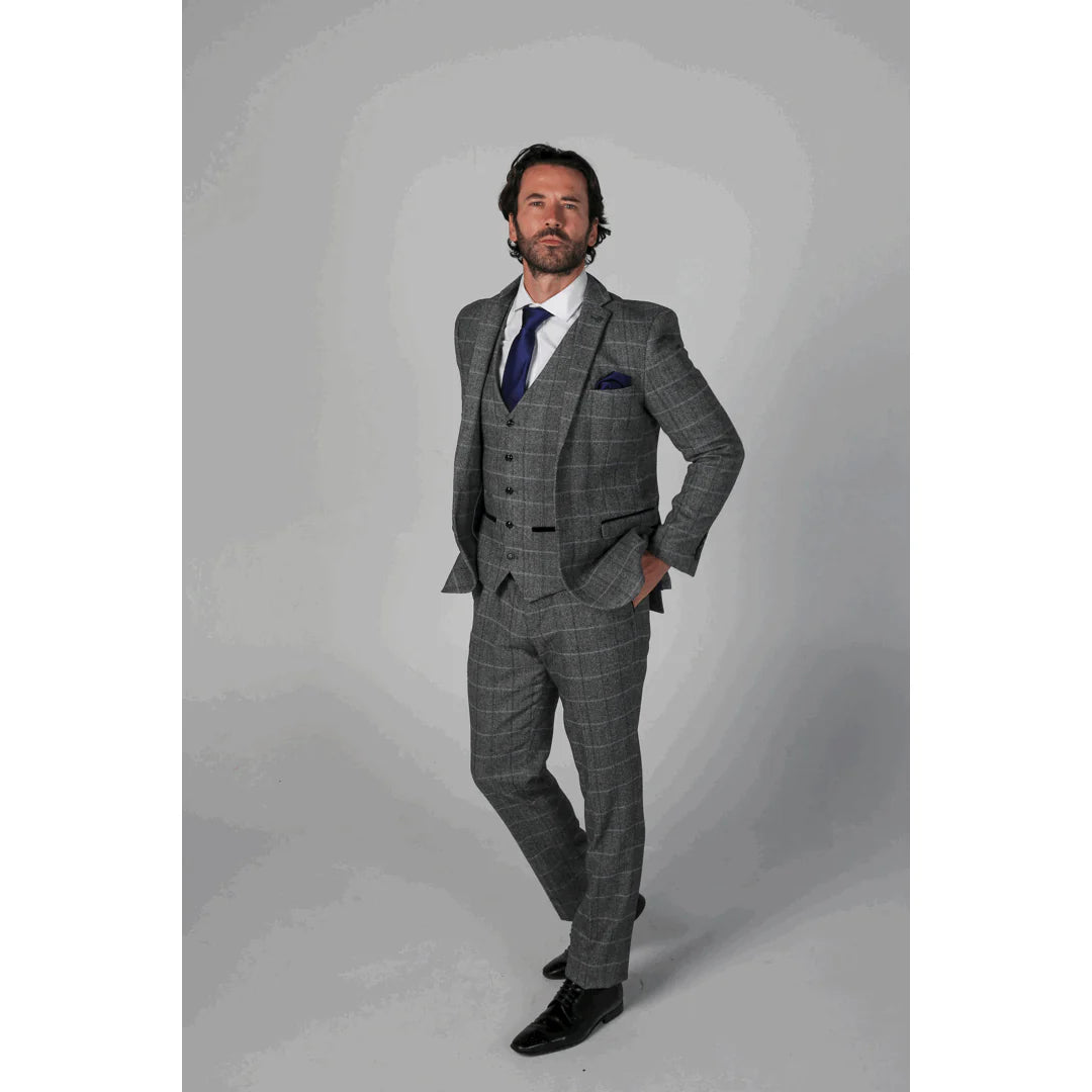Traje de tres piezas de tweed gris para hombre de Harris con encanto clásico vintage.