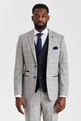 Traje Hugo gris con chaleco Parker azul marino en contraste.