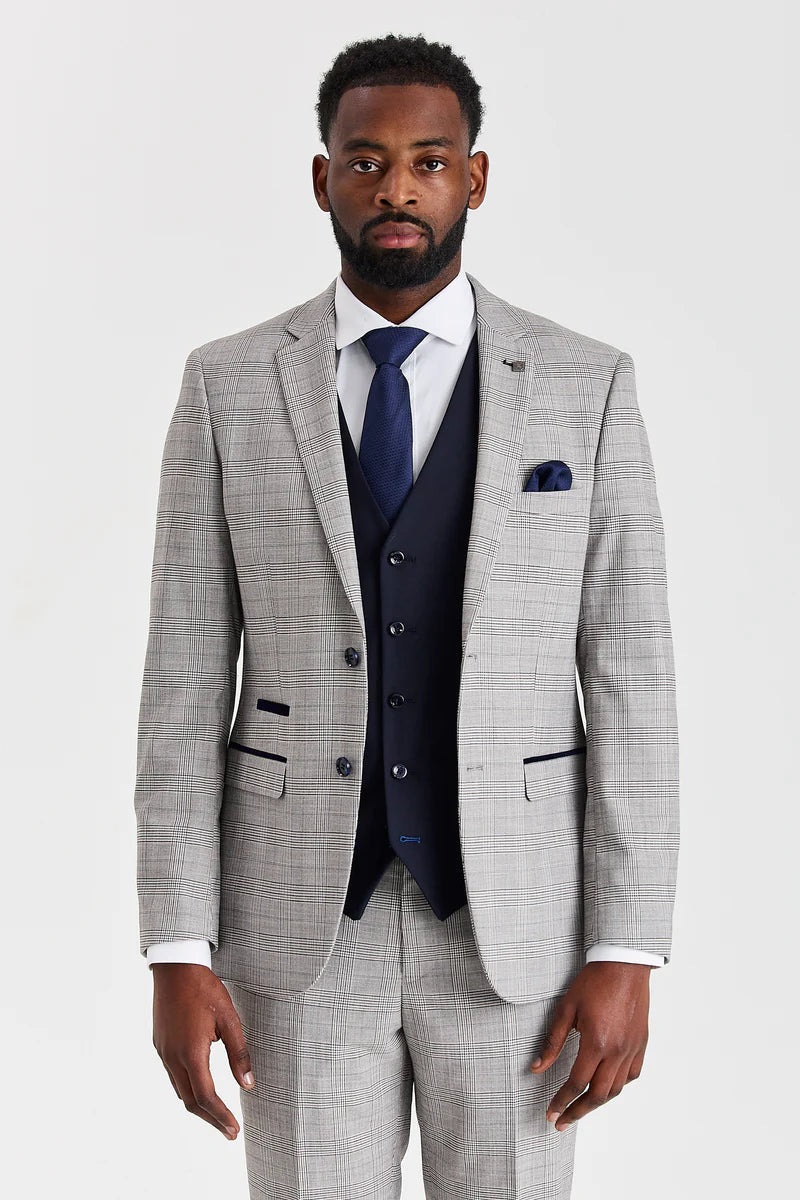 Traje Hugo gris con chaleco Parker azul marino en contraste.