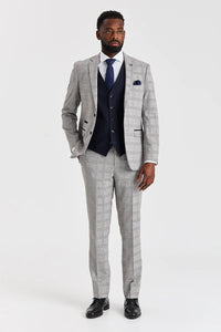 Traje Hugo gris con chaleco Parker azul marino en contraste.