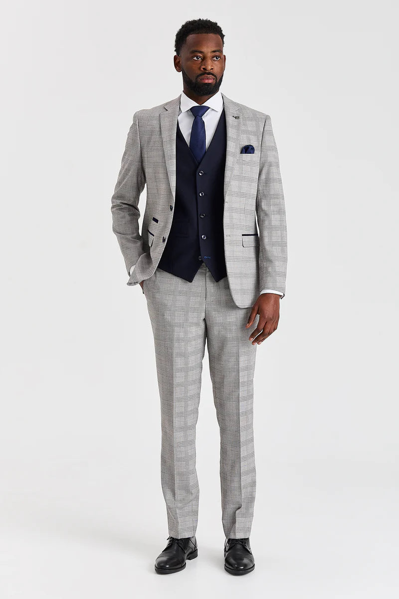 Traje Hugo gris con chaleco Parker azul marino en contraste.