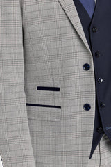 Traje Hugo gris con chaleco Parker azul marino en contraste.