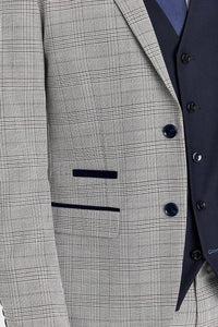Traje Hugo gris con chaleco Parker azul marino en contraste.