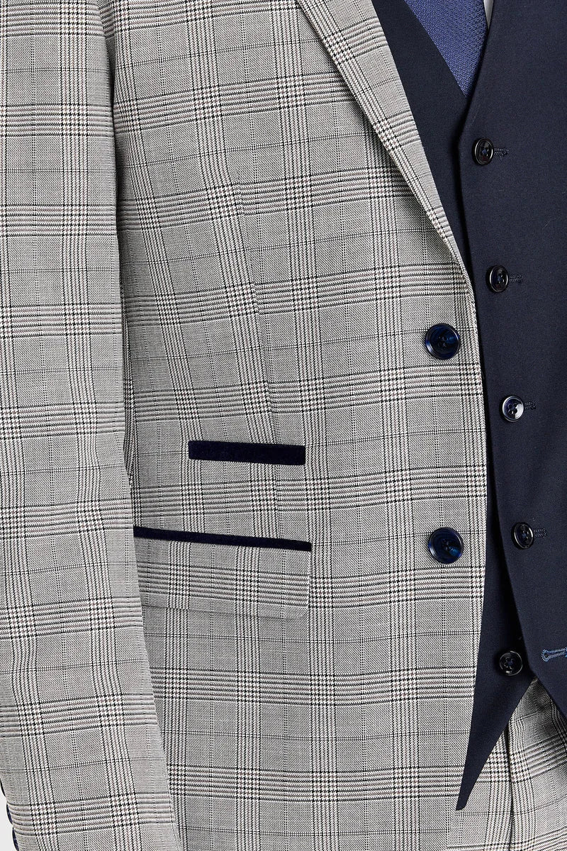 Traje Hugo gris con chaleco Parker azul marino en contraste.