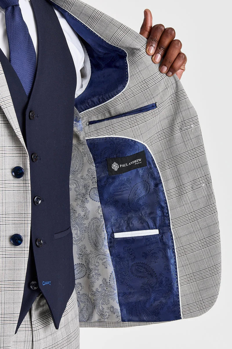 Traje Hugo gris con chaleco Parker azul marino en contraste.