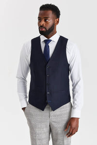 Traje Hugo gris con chaleco Parker azul marino en contraste.