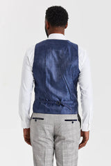 Traje Hugo gris con chaleco Parker azul marino en contraste.